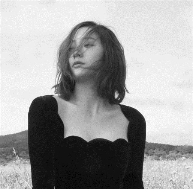 弧度 女人过了35岁,剪短发减龄还不够,烫这几款发型更显优雅年轻