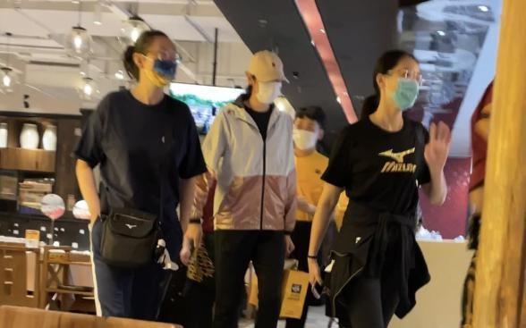全运会|全运会后朱婷返回家乡,身穿运动服现身,与好友吃火锅引围观
