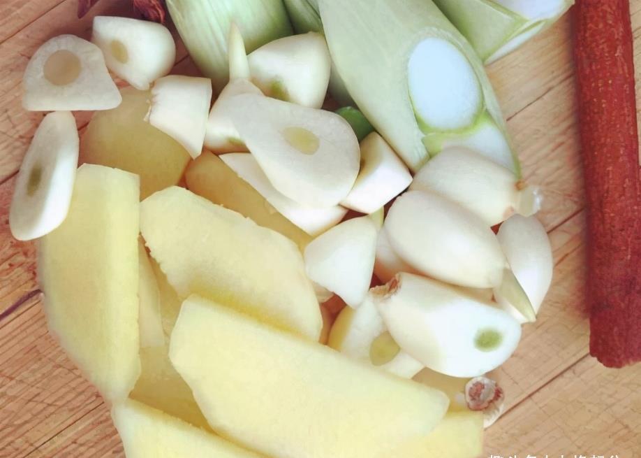 小雪节气后,吃牛肉羊肉,别忘吃猪脚,加花生一炖,满满胶原蛋白