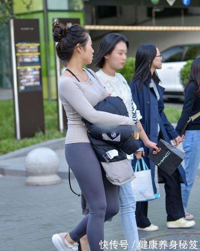 卡其色 灰色紧身长袖搭配深色打底裤,属于低调色系,时尚随性舒适!