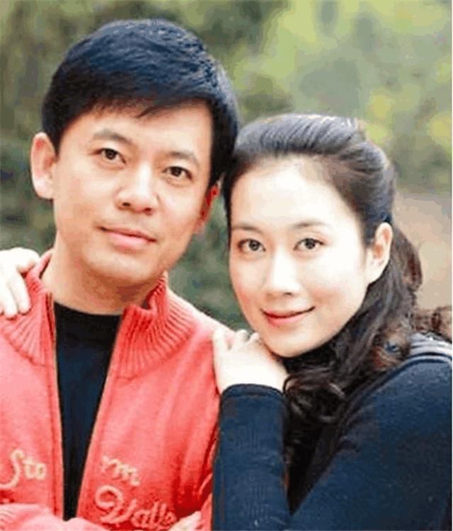 "赵政委"何政军结婚28年0绯闻,看看老婆是谁就明白了