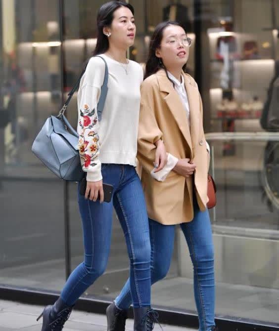 连衣裙 耀如春华的美女, 一条红色连衣裙外搭白色开衫, 女人味十足