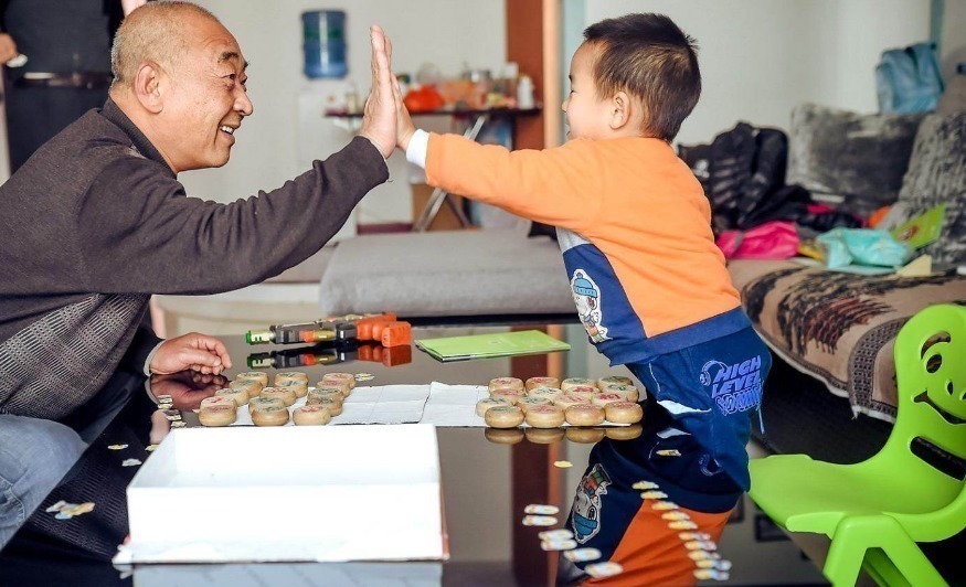 外孙|姥爷凝视小外孙半小时,目光慈爱又温柔,却换来了一个“大白眼”