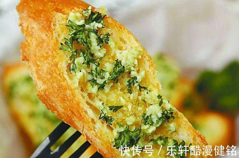 经典法式蒜香法棍，三分钟轻松学会，以后不为早餐发愁啦！