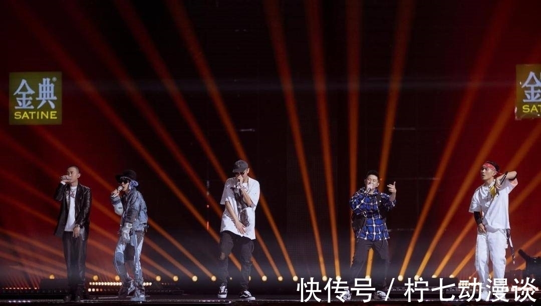 被这场“情怀杀”盛宴看哭！33位哥哥与“笨小孩”跨时空合唱