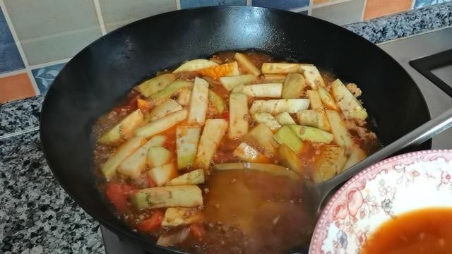 西红柿|西红柿茄子焖面,香喷喷的,真是一锅不够吃,隔三差五家人就要吃