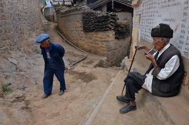 上建|一块巨石上建了108户，网友世外桃源，村民你们住得惯再说吧