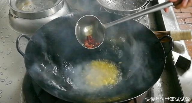 大厨将羊肉加这个一起烧,简单易学,香辣开胃,好吃停不住嘴!