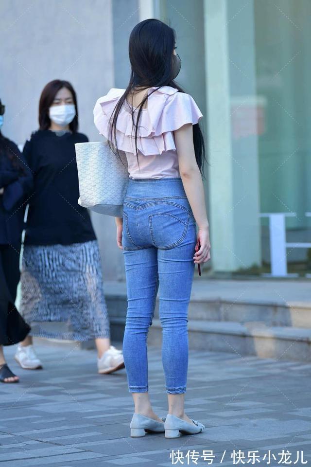 小姐姐 蓝色牛仔裤，小姐姐搭配粉色上衣，马上成为街上最美的仙女