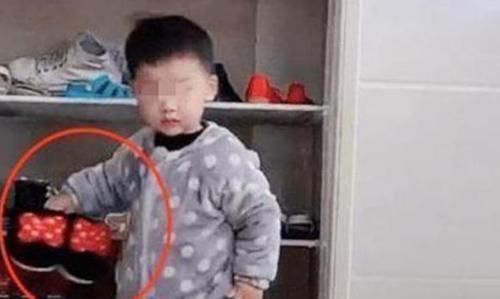 宝爸|卑微弟弟走红,为姐姐服务勤勤恳恳,网友:这是被姐姐欺负怕了