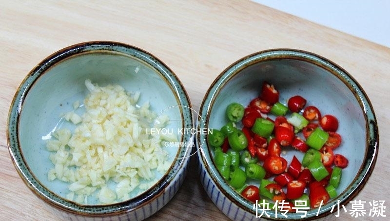 红绿辣椒|这道菜花了不到5元, 油也放得少, 却比肉还香