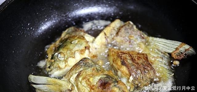 炖鱼不要只加开水,怪不得鱼又腥又嫩,只要一点点,鱼就又嫩又香