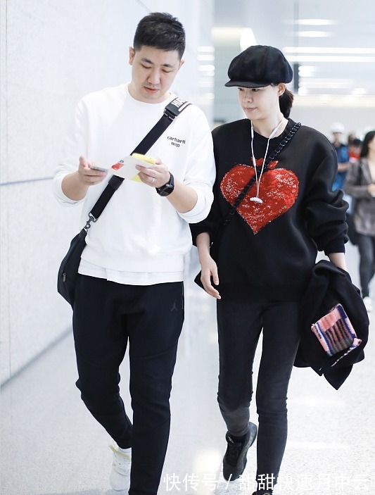 紧身裤 李艾都42岁了,可皮肤还是那么白皙,身材也好,穿黑卫衣都很减龄