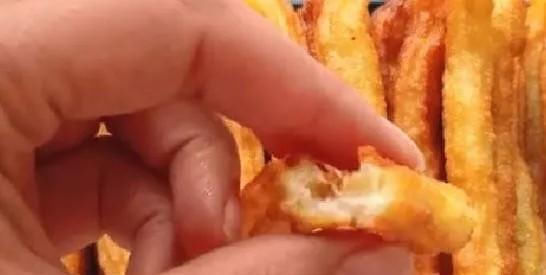 油条|做油条2个鸡蛋,一碗面,开水一烫,不用发面,超级快