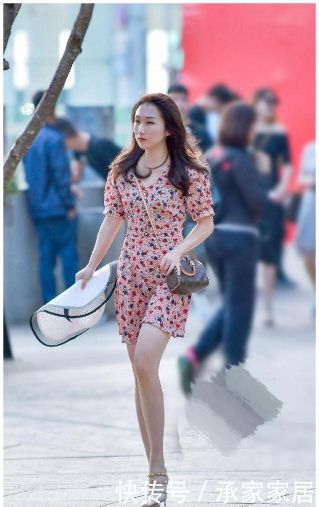 连衣裙|街头美女怎么引领时尚?不同的穿搭展现不一样的魅力,调皮又高雅