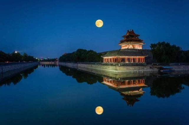 一起长大!新娘结婚出上联兔子不吃窝边草,难坏新郎,伴郎们对出8个下联