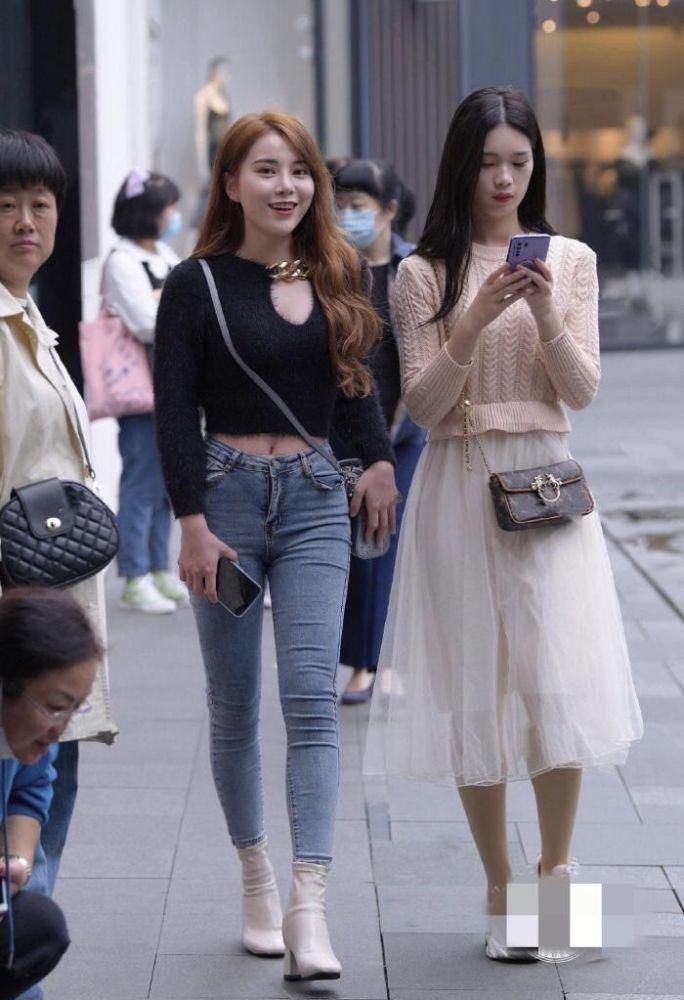 姐姐出门逛街,穿牛仔裤配靴子,完全不顾色彩,真的很时髦