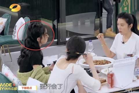 張碧晨|趙麗穎回歸中餐廳，耿直人設(shè)不改，吐槽丁真米線沒做熟