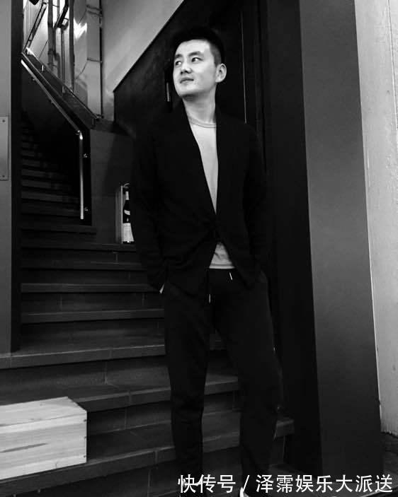 《新聞聯(lián)播》33歲新主持嚴(yán)於信,琴棋書畫樣樣精,戴鉆戒名草有主