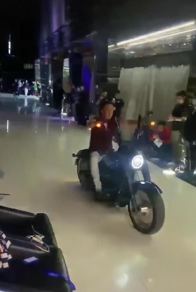 现状 “讽刺”刘德华,“挖苦”刀郎,被前女友养3年的杨坤,现状如何