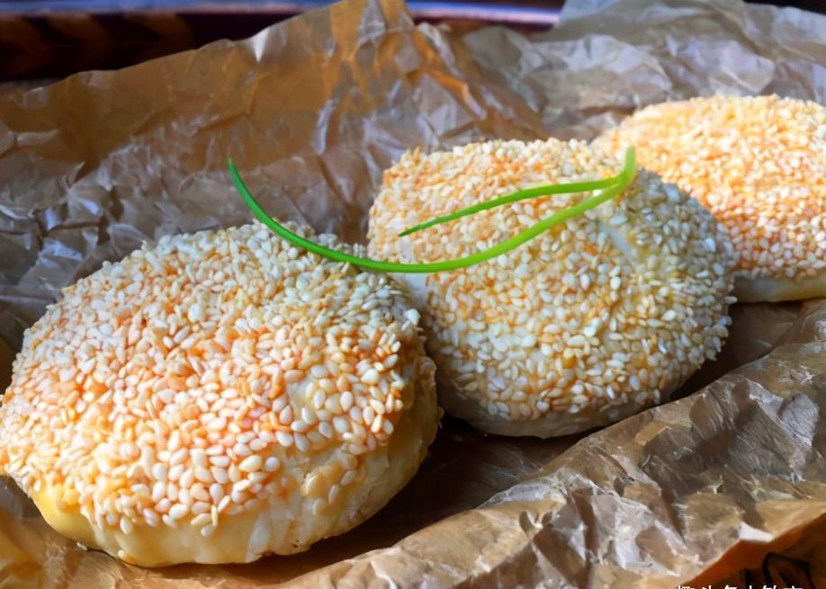 盐酥烧饼这做法,皮酥里软吃着香,不醒面照样层层酥脆,省时间