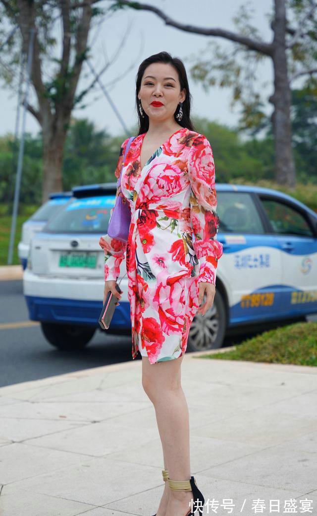 面料|清凉优雅的搭配，吊带衫配阔腿裤，清爽有气质，很难让人不爱