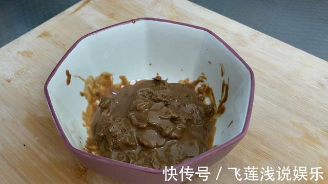 吃火锅|调芝麻酱到底用水还是用油？大厨教你正确做法，口感细腻味道香