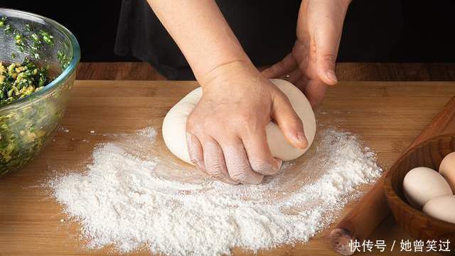 食盐|白菜饺子调馅有诀窍,照着做,白菜不出水,饺子鲜嫩多汁味道好