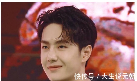 王一博的掛件缺失，卻引來粉絲狂歡，原來背后深意這么有愛