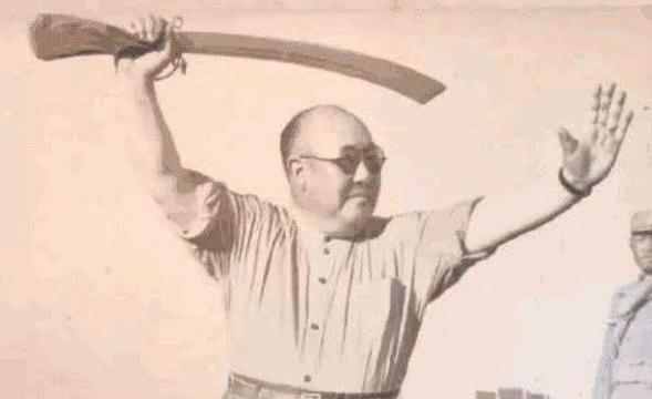 回国|他带着7.5吨黄金逃到美国,和3个老婆挥霍一生,晚年却想回国