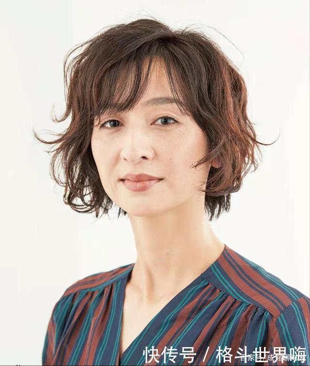 老年人|老年人只适合剪短烫卷发型看看日本大妈的发型,减龄时尚又高级