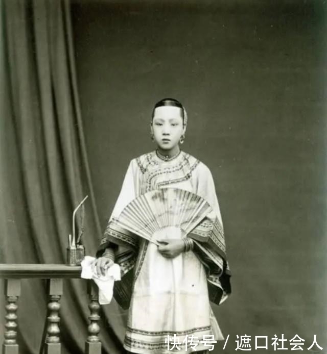 正妻|清末老照片，正妻怂的小妾愁眉锁眼，最后一张李鸿章小妾十分惊艳