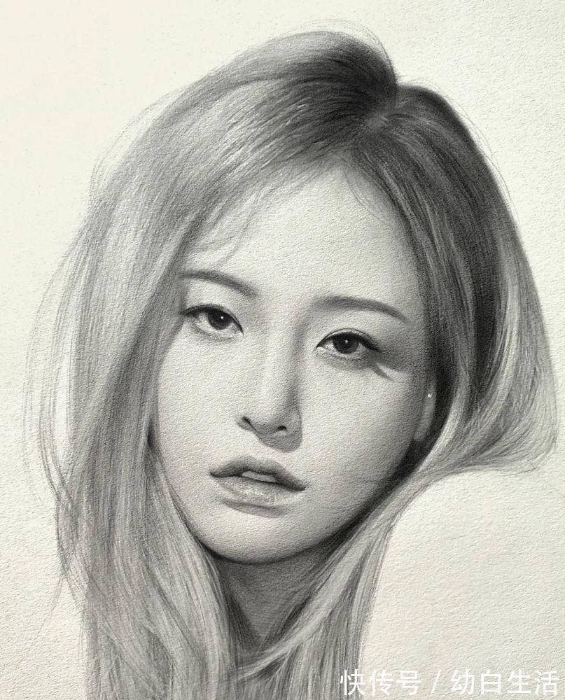 手绘$总被怼素描画得像头盔,瞧她用自动铅笔画,笔笔都是功力,厉害了!