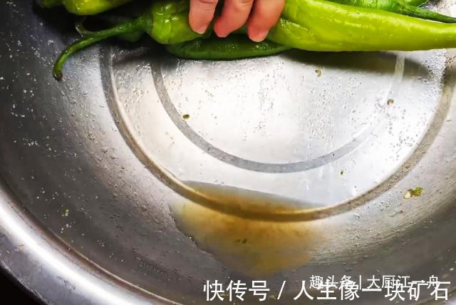 辣椒这样做太好吃了，不加一滴水，一次腌制20斤，放一年都不坏