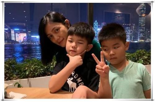 姐姐|“吃醋宝宝”走红,只因妈妈多抱了一会姐姐,网友太委屈