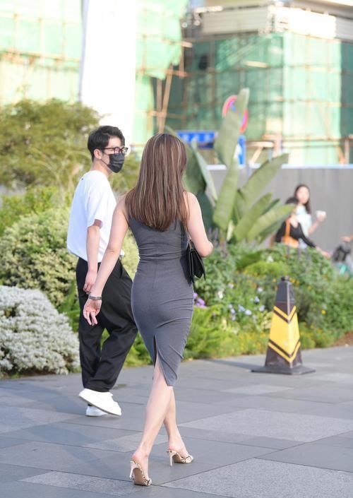 都是修身裙，身材的差别让美丽大不同