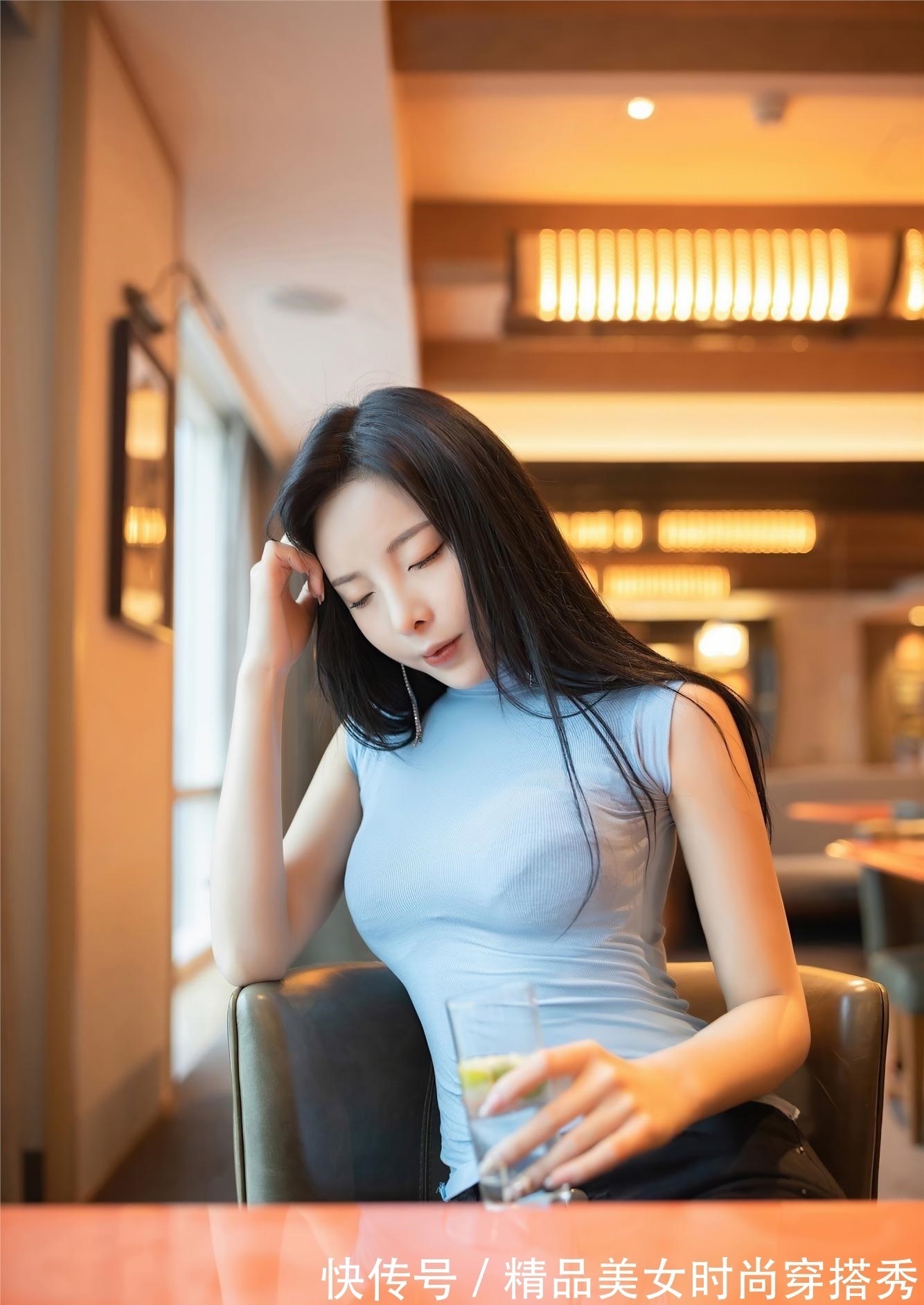 紧身裤 无袖的高领背心简约又干练,下搭黑色的紧身裤,简约又时尚