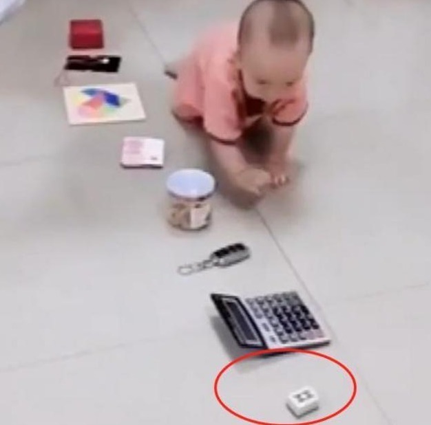 满月酒|宝宝抓周,径直抓住奶奶随手放下的“小东西”,全家笑容渐渐凝固