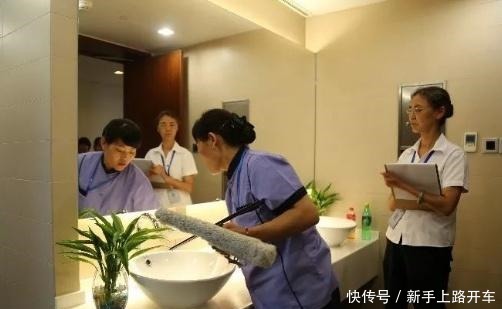 蹲坑久用有“黄渍”家政阿姨只要“1杯水”,清洁干净还除异味!