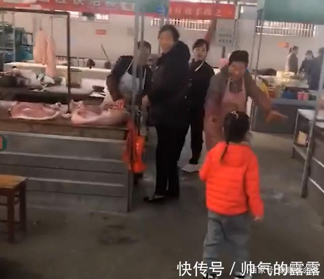 女子|江苏一女子偷偷带孩子回家送惊喜,奶奶开心跑来抱孩子,画面暖心