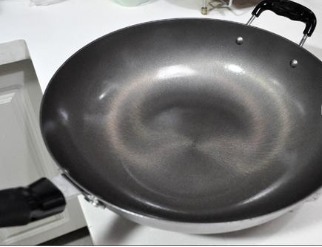 生锈|不管什么锅,买回来都不要直接用,很多人不懂,难怪粘锅还生锈!