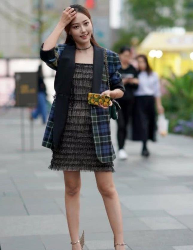  清新|街拍小姐姐连衣裙外搭帅气的格子西装，展现出清新淡雅的气质