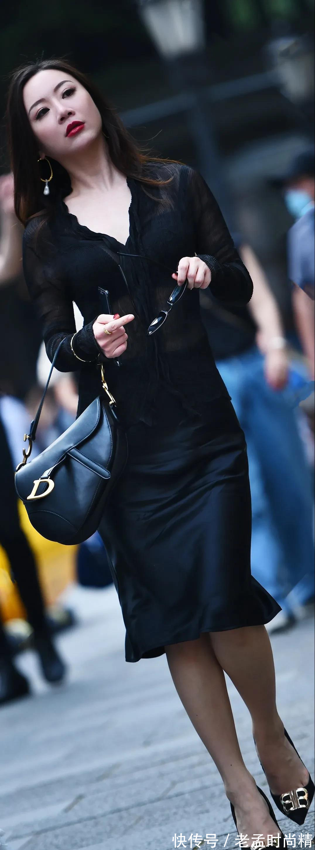 长袖衫|优雅的女生都喜欢黑色系穿搭,黑色的网纱长袖衫配黑色的半身裙