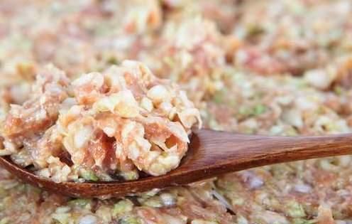 拌饺子馅，用生油还是熟油？弄清这一点，饺子鲜香四溢，不油腻