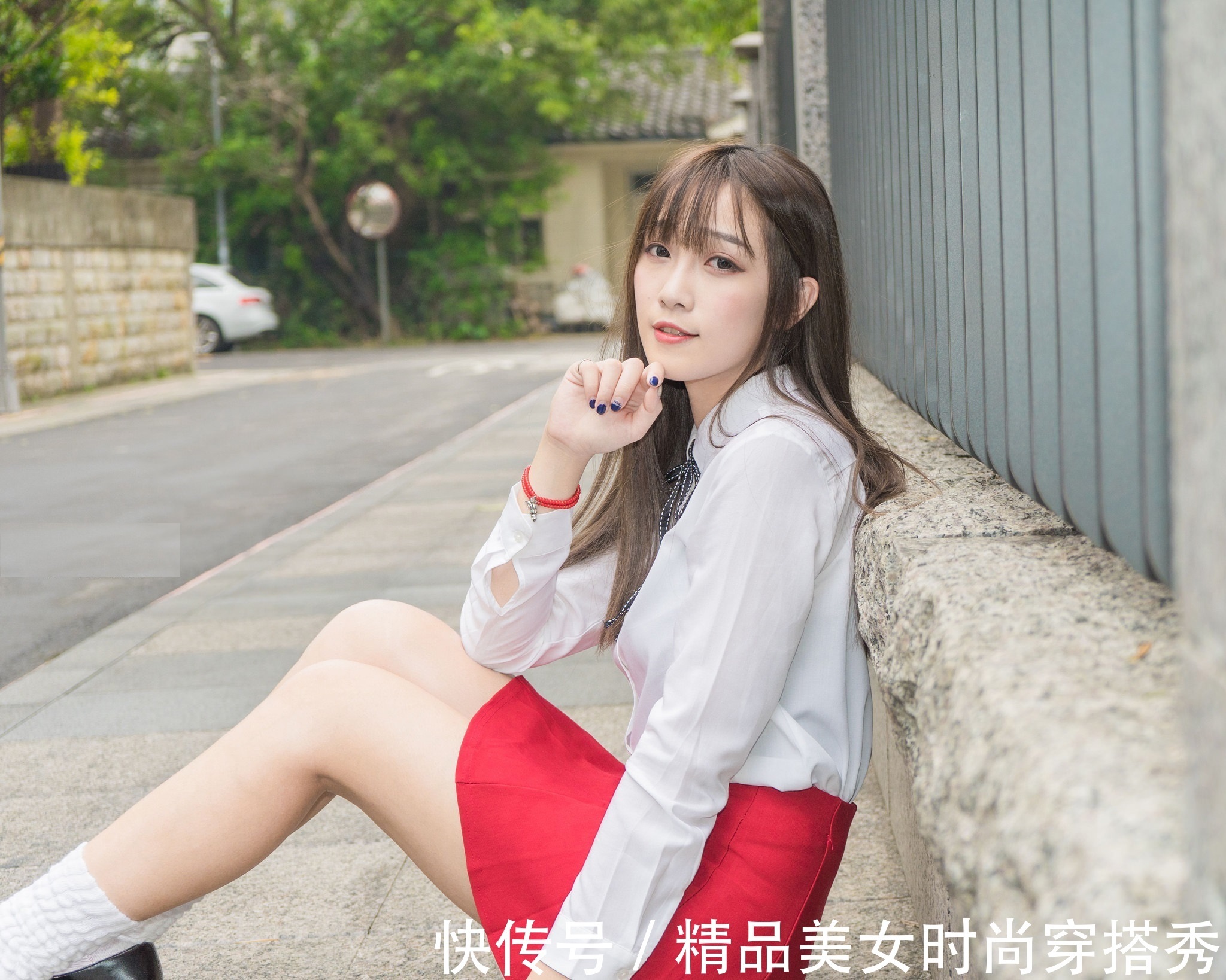 裙装|白色的衬衫搭配红色的荷叶裙，干练又甜美可人