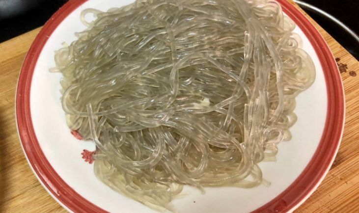 ?粉条直接下锅炒，难怪不好吃！教你一个妙招，不坨不粘锅味道香