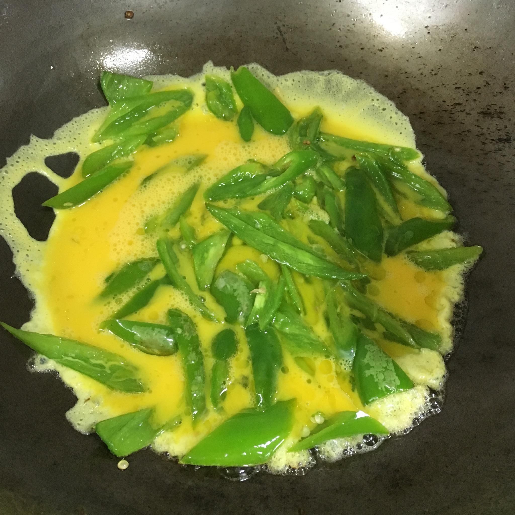 好吃又好看的青椒炒蛋,香气浓郁、营养丰富,成本只要几块钱!