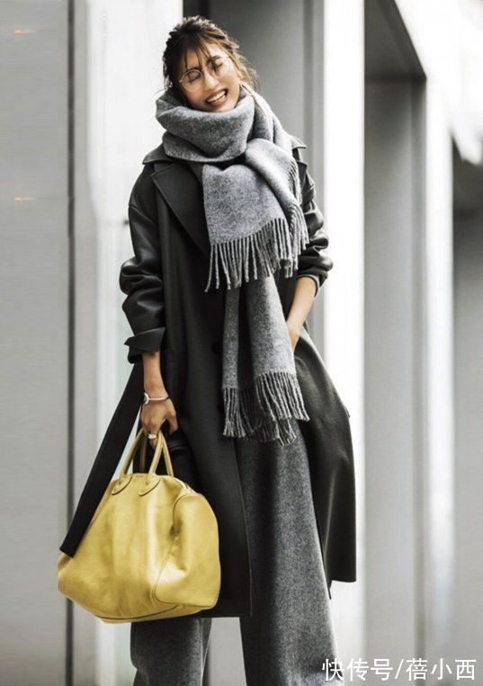 针织连衣裙 冬季买外套,建议40岁女人多选“长款大衣”,时尚、体面又高级