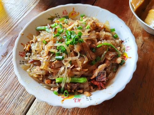 賓客們|參加農(nóng)村二舅60歲壽宴，隨了500元祝壽，18道菜剩大半：不敢恭維