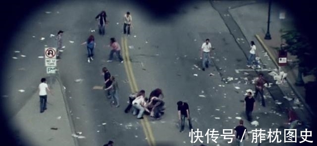 时尚杂志|外国真人秀复刻恐怖片!教你在丧尸吸血鬼杀人狂手下逃生
